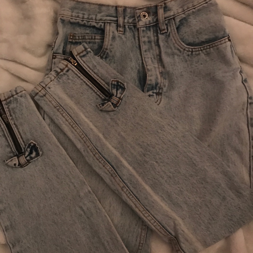 High-Wasted Jeans
